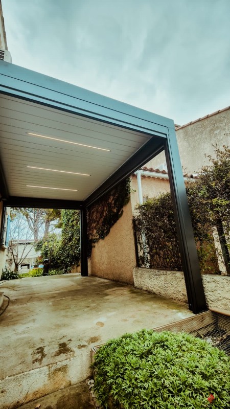 Pergola bioclimatique 3x5 avec structure B260S et lames blanches sablées à Marignane