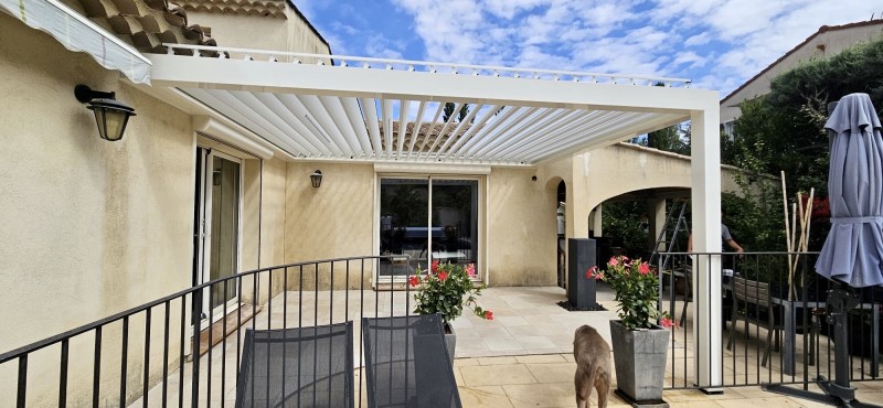 Construction d'une pergola bioclimatik blanche de 21 m² à Bouc-Bel-Air