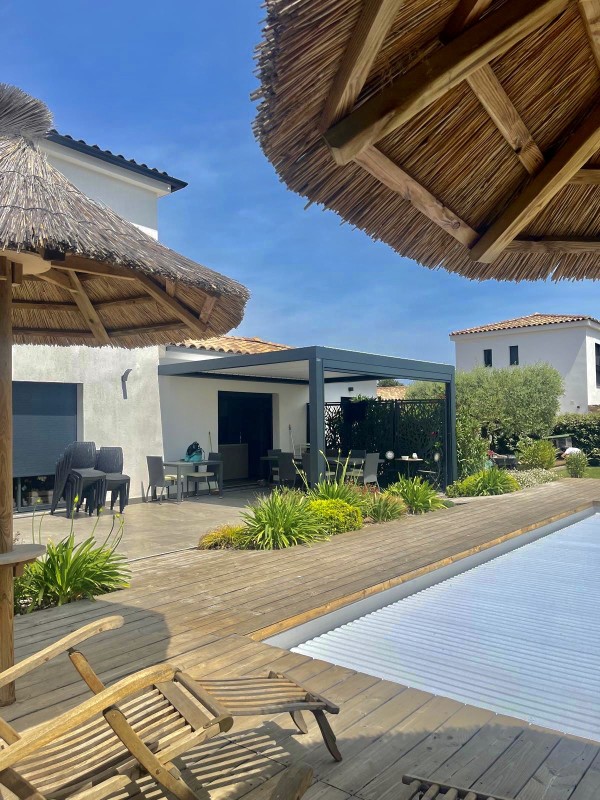 Installation d'une pergola bioclimatik de 20 m² de couleur Gris Anthracite (YL316) à Aix-En-Provence
