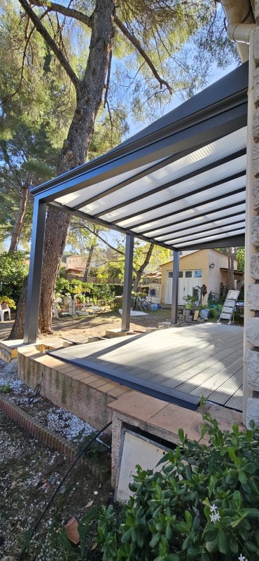 Pourquoi choisir une pergola Luminov avec toiture en verre  pour votre extérieur à Saint-Mandrier-sur-Mer ?