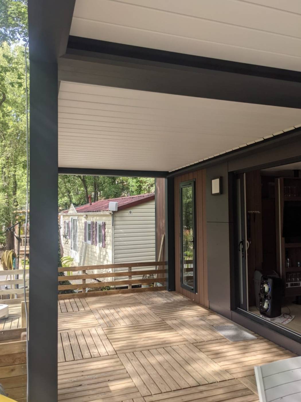 Pergola bioclimatique pas chère  pour un professionnel à Hyères près de Toulon