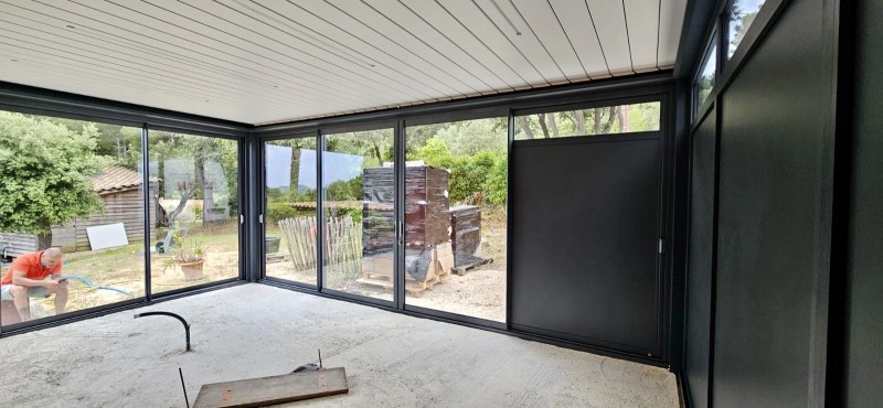 Conception d'une Pergola Bioclimatik Fermée de 25 m² de couleur YL316F Gris Anthracite à Sanary sur Mer