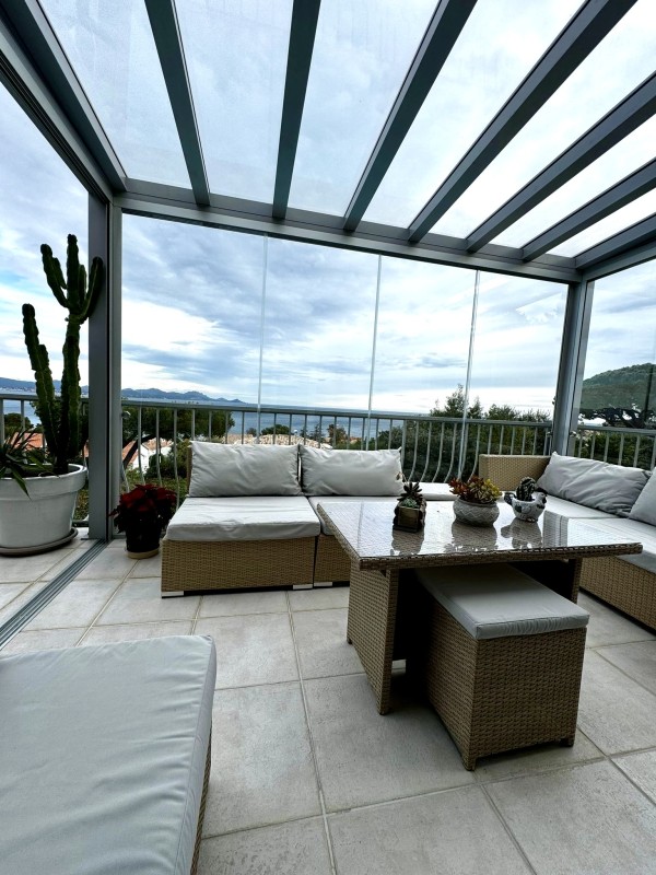 Pergola Luminov avec Paroi de Verre 3x4 à Rocque Brune sur Argens : Élégance et Innovation pour Votre Extérieur