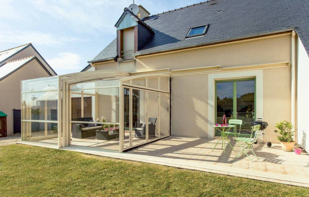 Abri terrasse Tendanz de couleur ivoire à Plan de Cuques près de Marseille