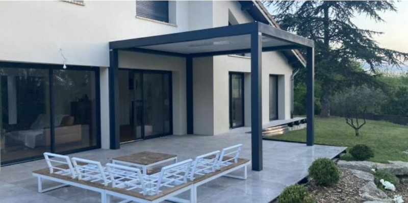 Agencement terrasse avec pergola bioclimatique à lames rétractables La Seyne sur Mer dans le Var 83