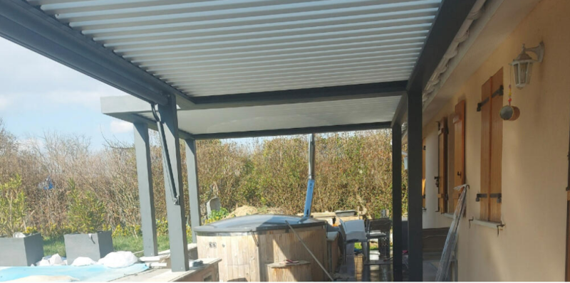 Installation de pergola bioclimatique en aluminium pour protection solaire à Sanary-sur-Mer dans le Var