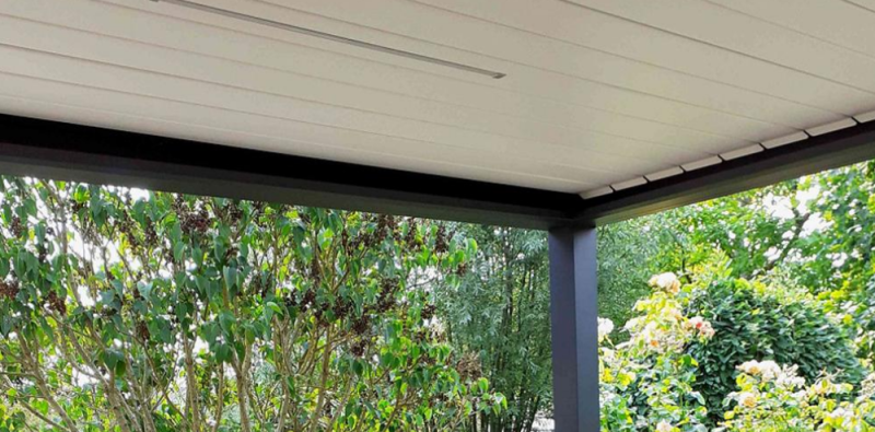Montage de pergolas alu pour une maison avec jardin à Hyères-les-Palmiers 83400