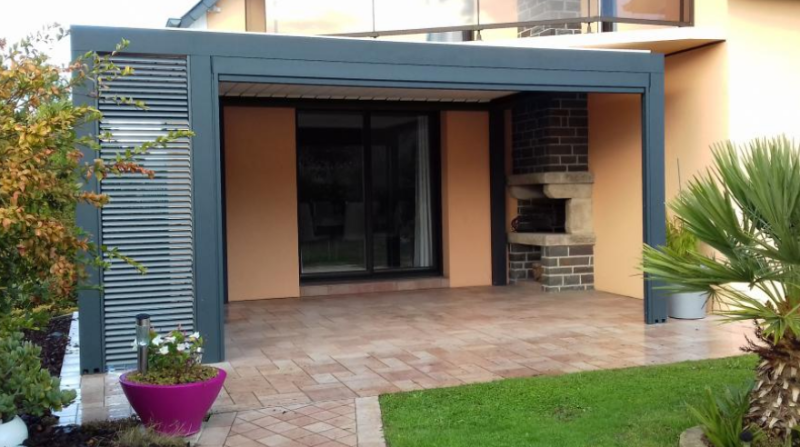Réalisation et pose d'une pergola bioclimatique 4x3 avec brise soleil à Saint-Cyr-sur-Mer 83270