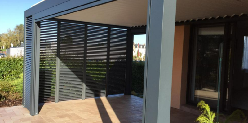 Réalisation et pose d'une pergola bioclimatique 4x3 avec brise soleil à Saint-Cyr-sur-Mer 83270