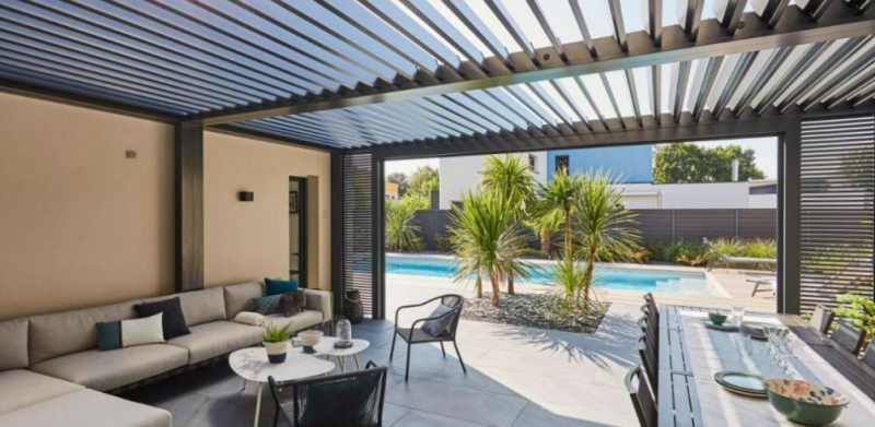 Installation d'une grande pergola bioclimatique avec brise soleil pour villa à la Crau près de Toulon