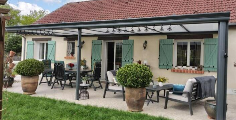 Projet concrétisé de pergola vitrée au style rétro de couleur gris anthracite sur Le Beausset 83330