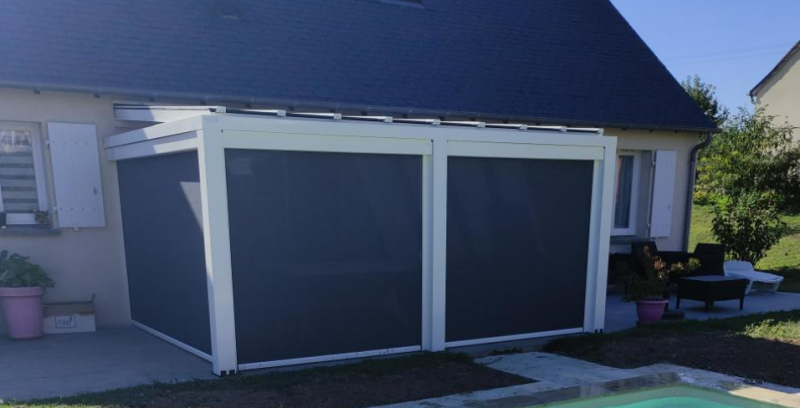 Réalisation d'une pergola vitrée en aluminium blanc à Gardanne dans les Bouches-du-Rhône