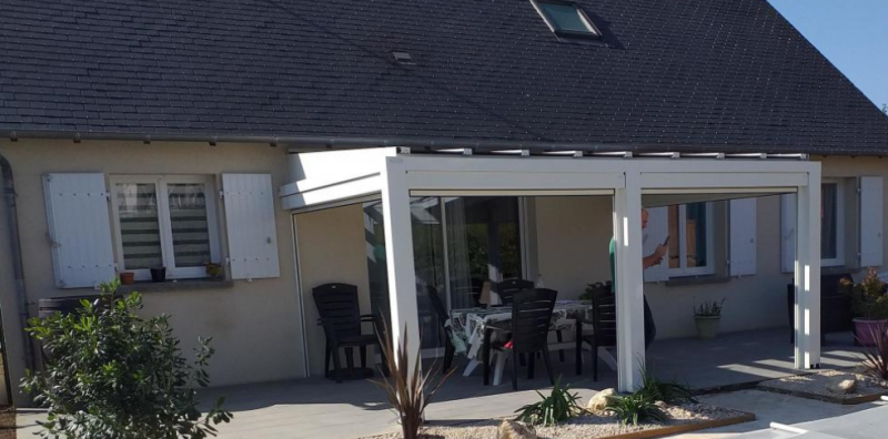 Réalisation d'une pergola vitrée en aluminium blanc à Gardanne dans les Bouches-du-Rhône
