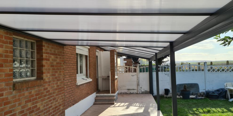 Création d'une pergola avec une toiture en polycarbonate à Châteauneuf-le-rouge dans les Bouches-du-Rhône