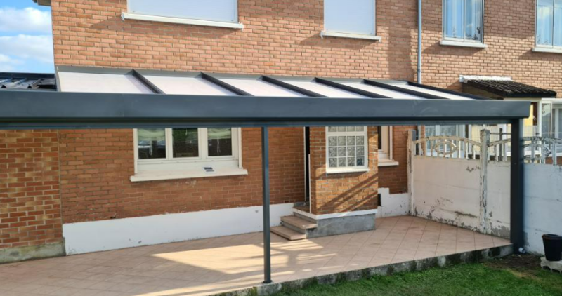 Création d'une pergola avec une toiture en polycarbonate à Châteauneuf-le-rouge dans les Bouches-du-Rhône