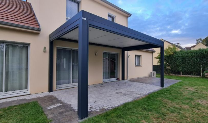 Choix d'une pergola bioclimatique 3x2 de couleur gris anthracite pour terrasse à Marignane dans les Bouches-du-Rhône