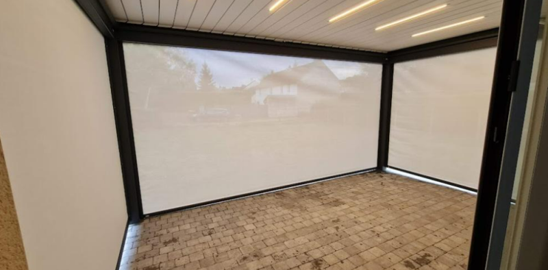 Agencement d'une terrasse avec une pergola bioclimatique équipée de rideaux électriques à Nans-les-Pins dans le Var