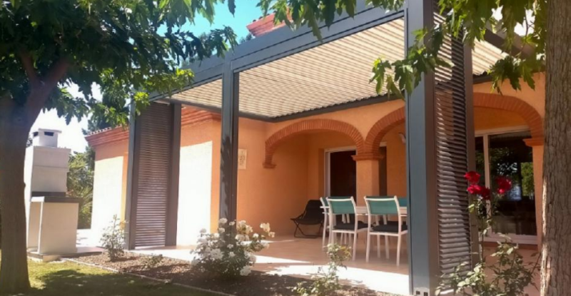 Agencement d'une pergola bioclimatique 4x3 avec BSO pour villa méditerranéenne à Sanary-sur-Mer dans le Var