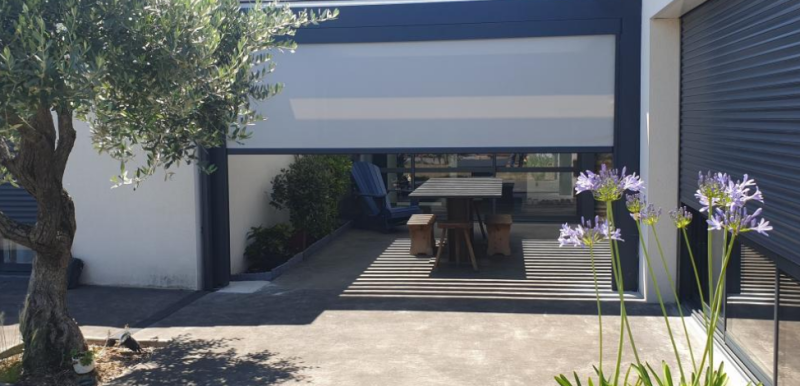 Mise en œuvre d'une pergola bioclimatique adossée avec rideaux électriques à Saint-Maximin-la-Sainte-Baume dans le Var