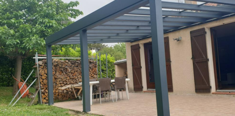 Fourniture et pose d'une grande pergola vitrée Luminov de couleur gris à Pertuis dans les Bouches-du-Rhône
