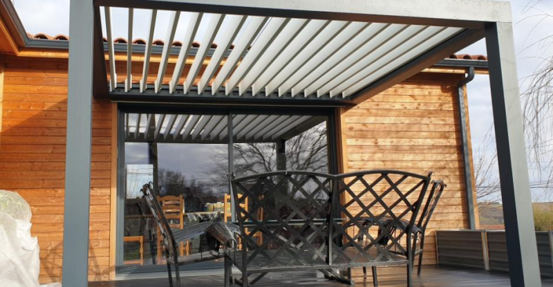 Fixation d'une pergola bioclimatique carrée 4x4 à Saint-Zacharie dans le Var