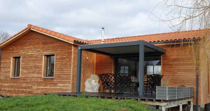 Fixation d'une pergola bioclimatique carrée 4x4 à Saint-Zacharie dans le Var