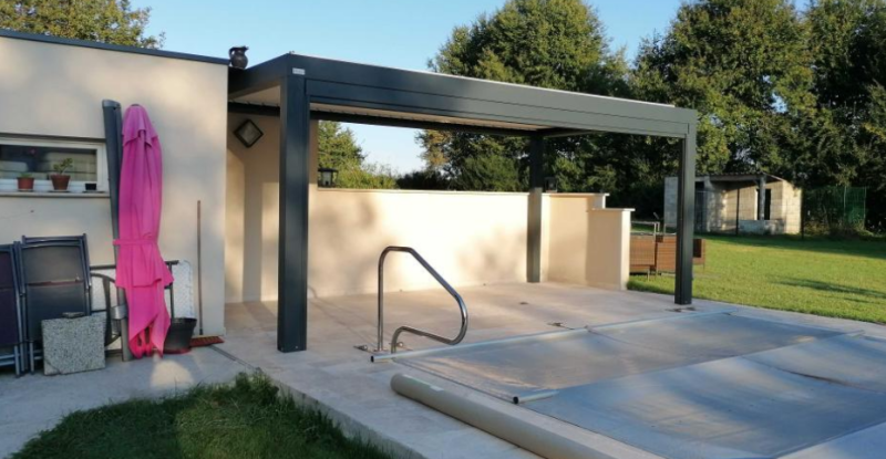 Montage de pergolas alu pour une maison avec jardin à Evenos dans le Var