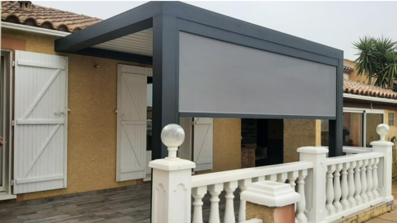 Mise en place d'une pergola bioclimatique adossée au mur d'une maison à Saint-Cyr-Sur-Mer dans le Var