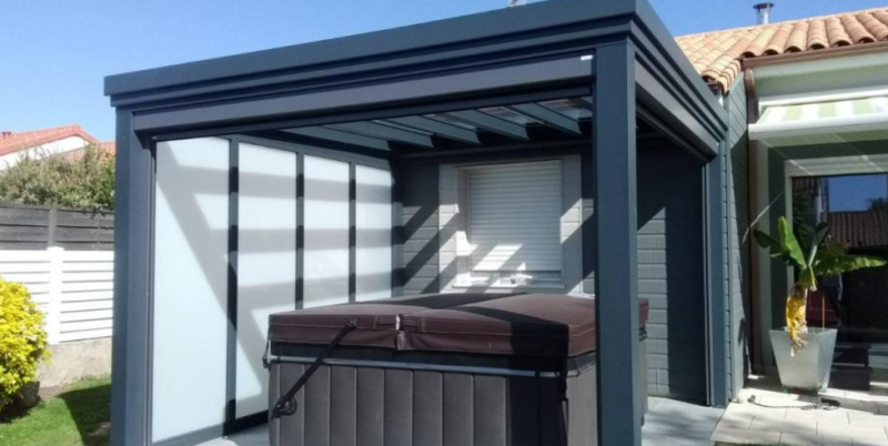 Conception d'une pergola vitrée 2x2 pour abri de jacuzzi à Septèmes-les-Vallons dans les Bouches-du-Rhône