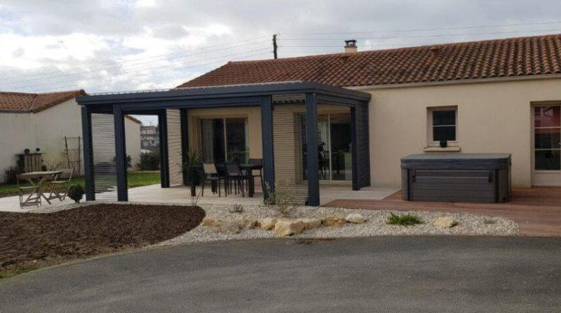 Agencement d'une grande pergola bioclimatique 6x3 avec BSO à Vitrolles dans les Bouches-du-Rhône