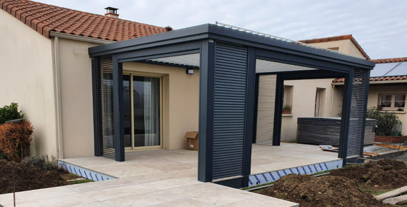 Agencement d'une grande pergola bioclimatique 6x3 avec BSO à Vitrolles dans les Bouches-du-Rhône