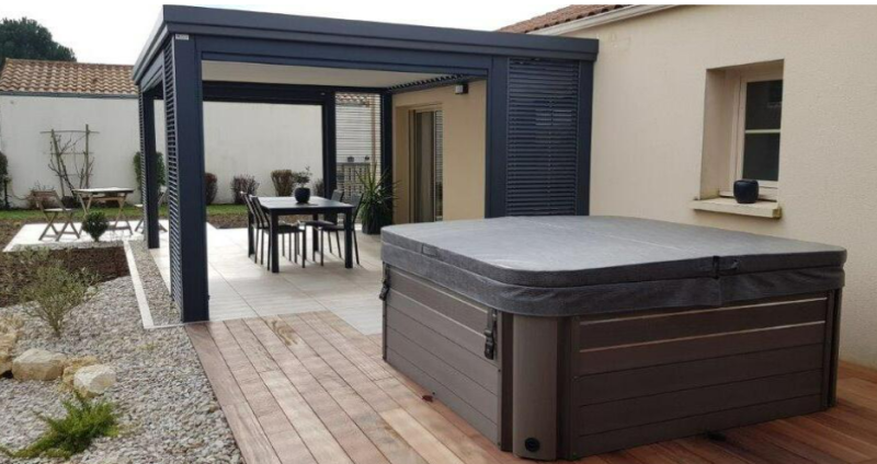 Agencement d'une grande pergola bioclimatique 6x3 avec BSO à Vitrolles dans les Bouches-du-Rhône