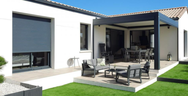 Belle réalisation d'une pergola bioclimatique sur mesure avec stores micro-perforés à Plan-d'Aups-Sainte-Baume dans le Var