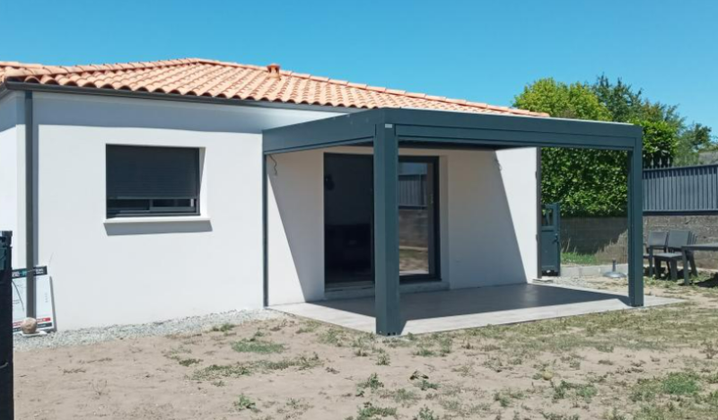 Mise en place d'une pergola aux lames orientables adossée à une maison Salon de Provence dans les Bouches du Rhône