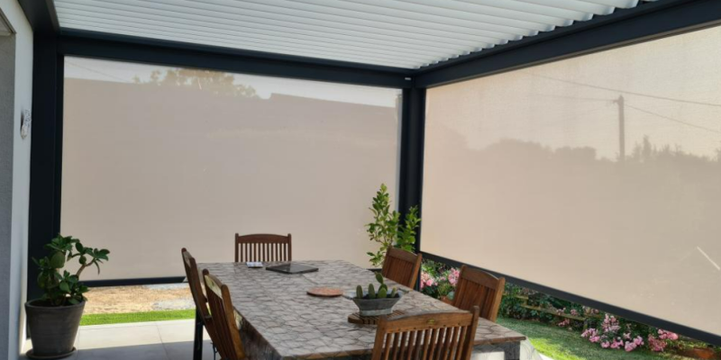 Aménagement d'une terrasse avec une double pergola bioclimatique à Bandol dans le Var