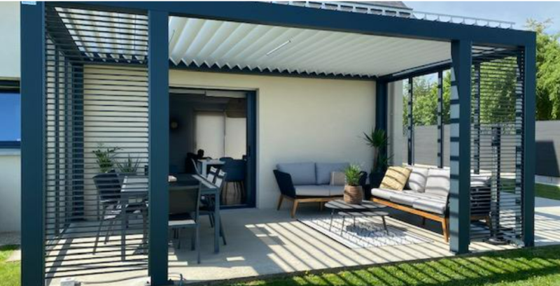 Grande pergola bioclimatique 4x3 avec BSO (brise soleil orientables) à Sanary sur Mer dans le Var