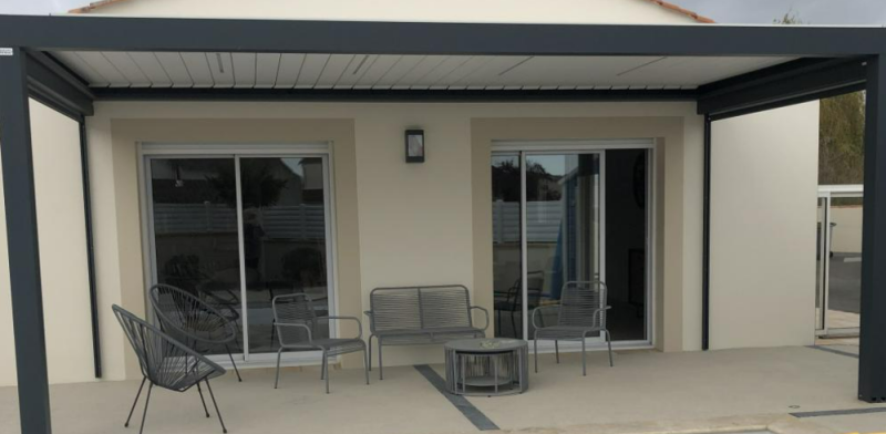 Fixation d'une grande pergola bioclimatique 5x3 à Méounes-les-Montrieux dans le Var