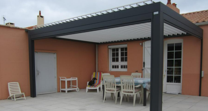 Grande pergola bioclimatique 4x4 adossée et fixée contre la façade à Bandol dans le Var