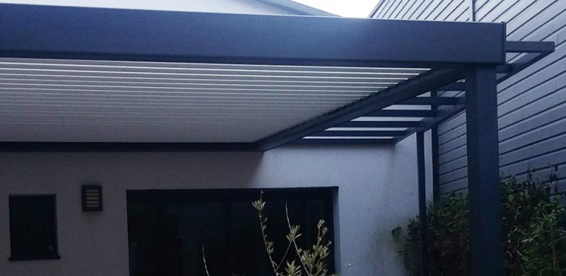 Pergola bioclimatique originale sur mesure avec extension à Roquefort-la-Bédoule dans les Bouches-du-Rhône