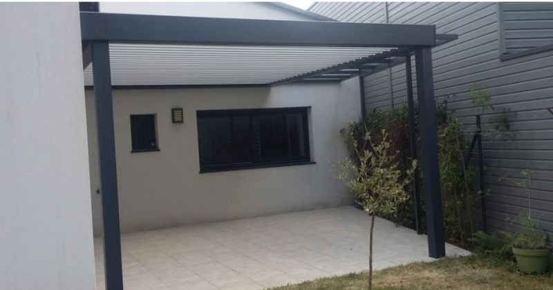 Pergola bioclimatique originale sur mesure avec extension à Roquefort-la-Bédoule dans les Bouches-du-Rhône