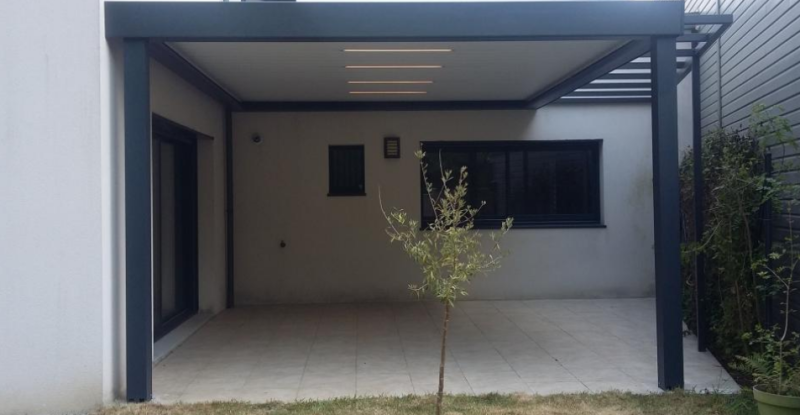 Pergola bioclimatique originale sur mesure avec extension à Roquefort-la-Bédoule dans les Bouches-du-Rhône