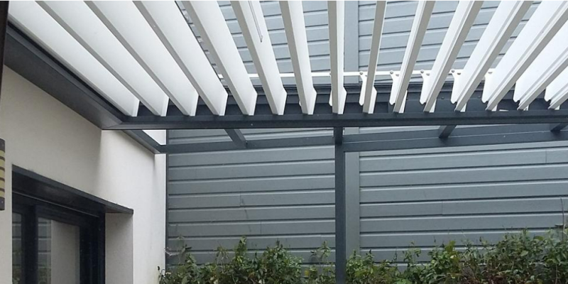 Pergola bioclimatique originale sur mesure avec extension à Roquefort-la-Bédoule dans les Bouches-du-Rhône
