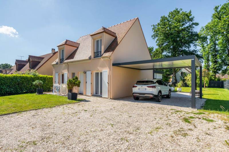 Carport gris anthracite moderne installé devant une maison à Cogolin dans le Var