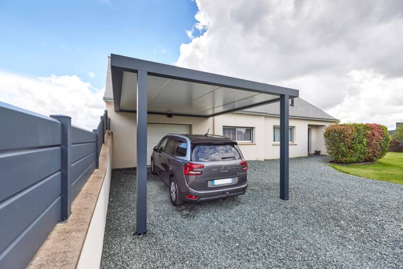 Carport moderne et fonctionnel adossé à une façade à La Seyne-sur-Mer.