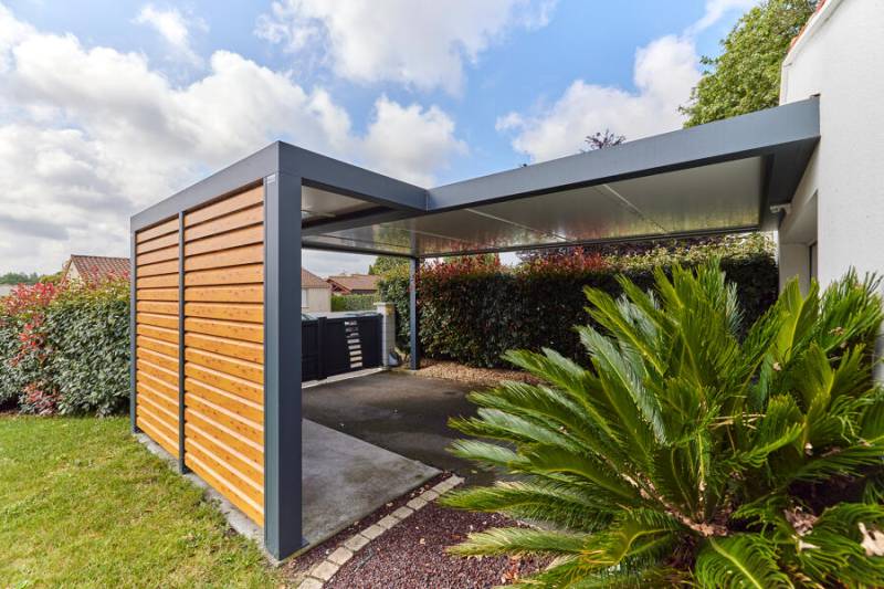 Vue d'un carport adossé gris anthracite intégré dans un jardin à Saint-Maximin-la-Sainte-Baume