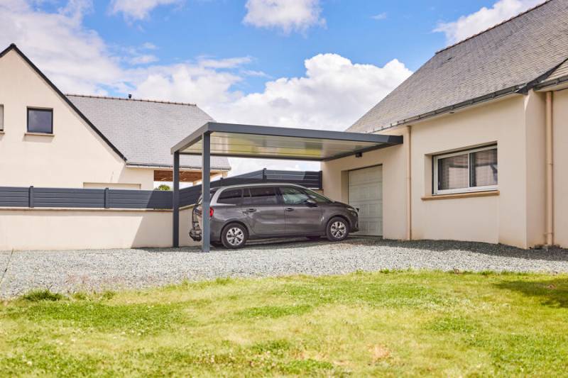 Vue d’un carport adossé gris anthracite installé dans une maison à La Seyne-sur-Mer.