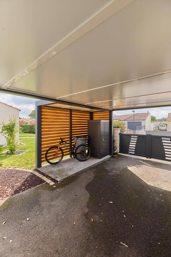 Installation de carport adossé gris anthracite, vue intérieur avec vélo  protégé