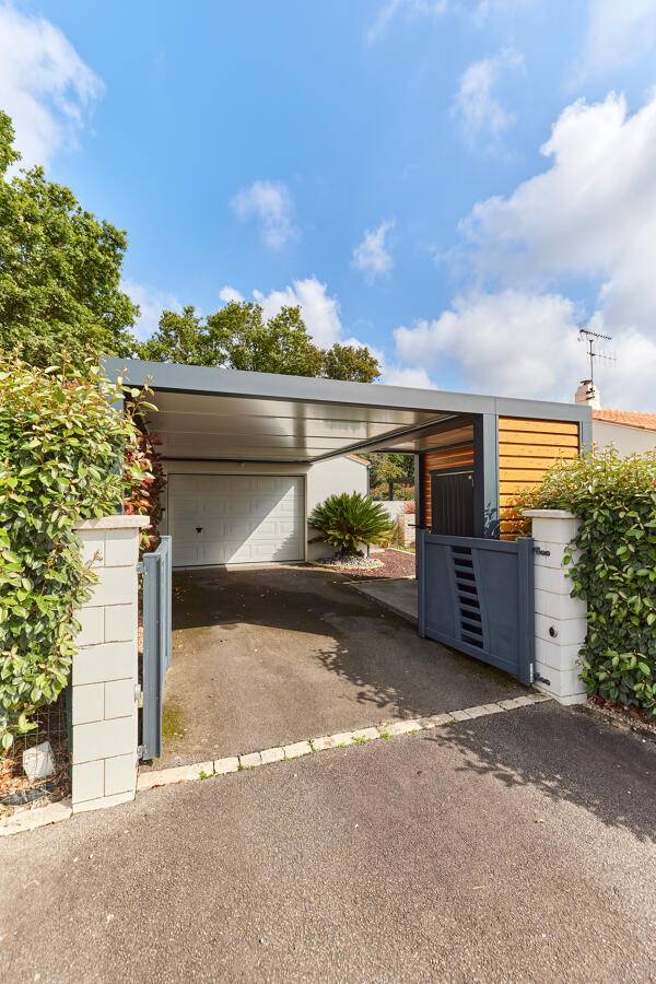Carport vu de l'extérieur