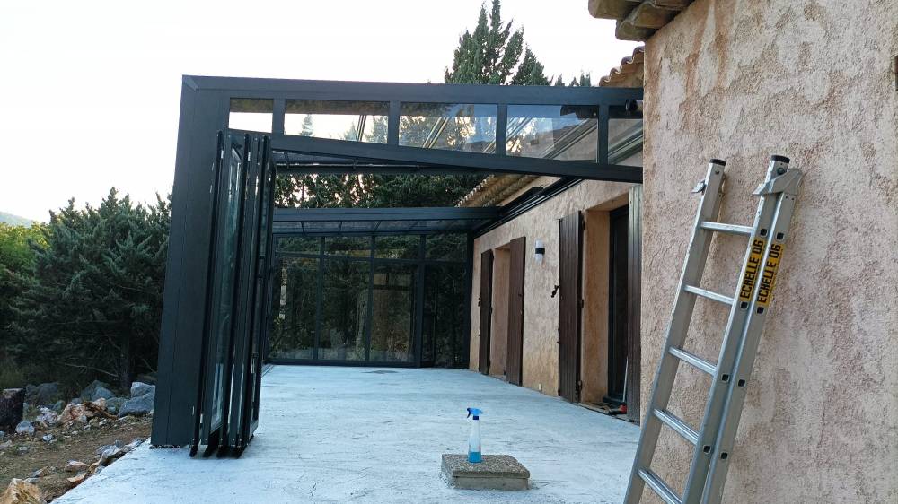 Pose d'un abri de terrasse Graphik à Mons