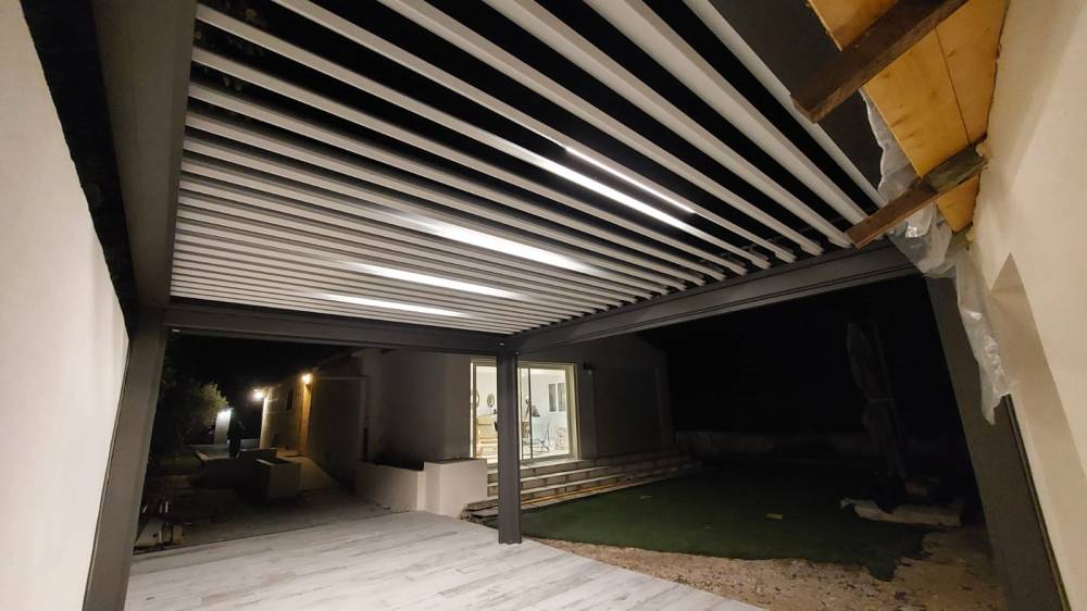 Réalisation d'une pergola Bioclimatik à lames orientables à Marseille 13011